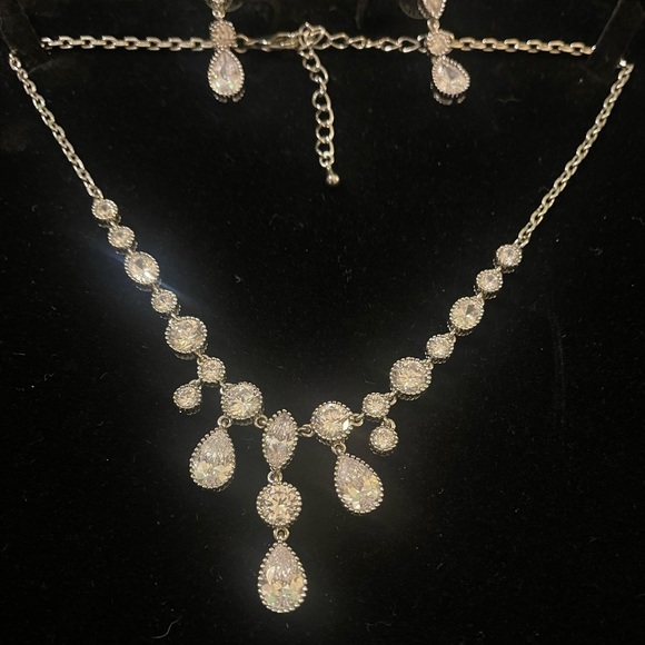 Elegant Silver Necklace and Earring Set - Picture 1 of 4